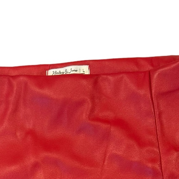 New NWT Red mini faux leather skirt size M / L front slits - Picture 6 of 6
